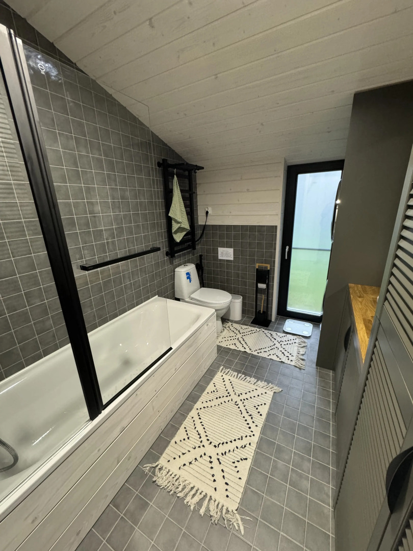 Частный Дом с Верандой в Лесу