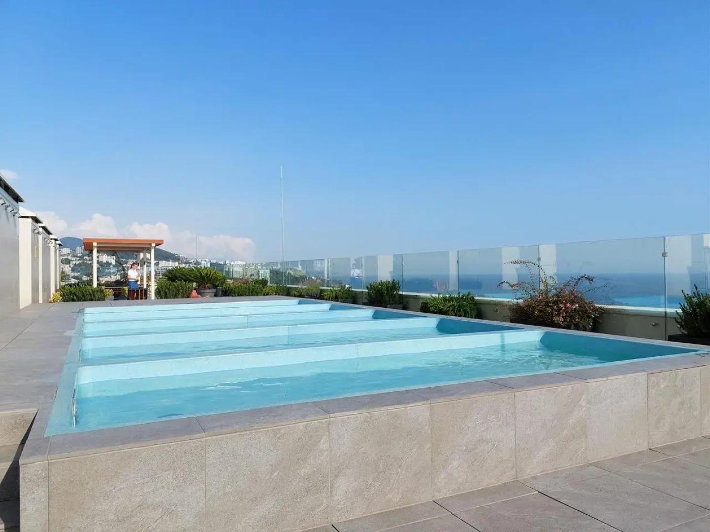 Апартаменты Студия с дизайнерским ремонтом с бассейном на крыше