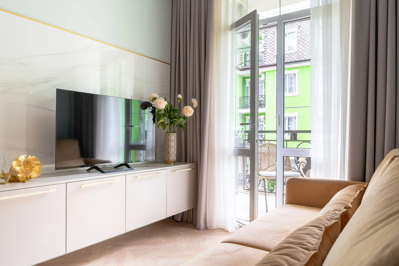 Апартаменты Red Apartments Арт Лайт Сити Апартамент Корелли