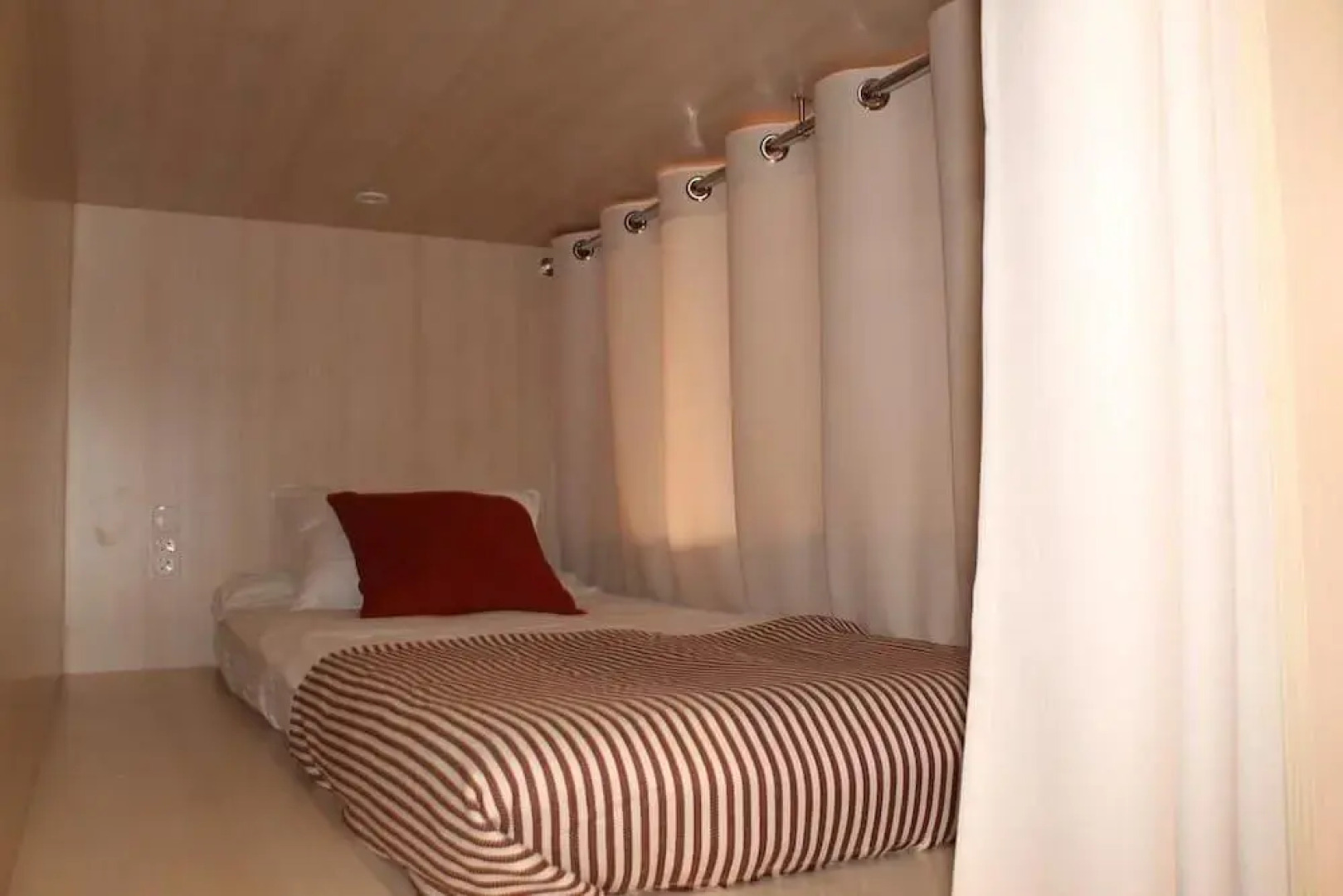 Отель Капсульный хостел Dad and Cat