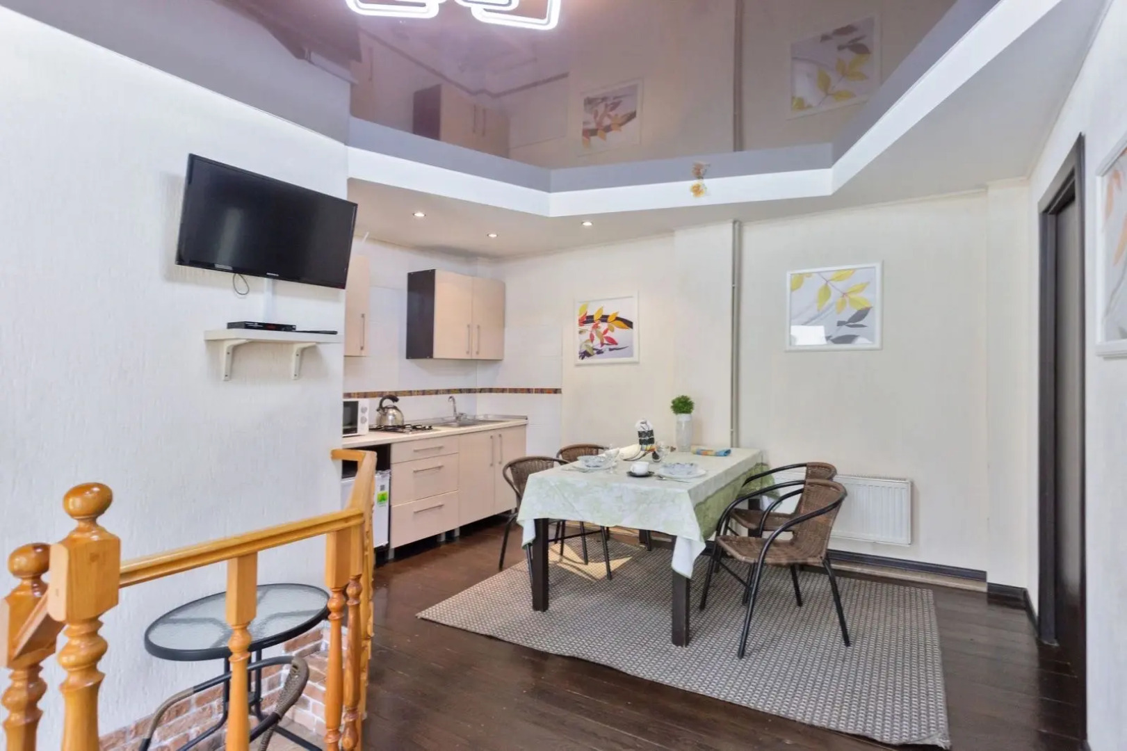 Частный Дом Коттедж Белый Домик у Пруда