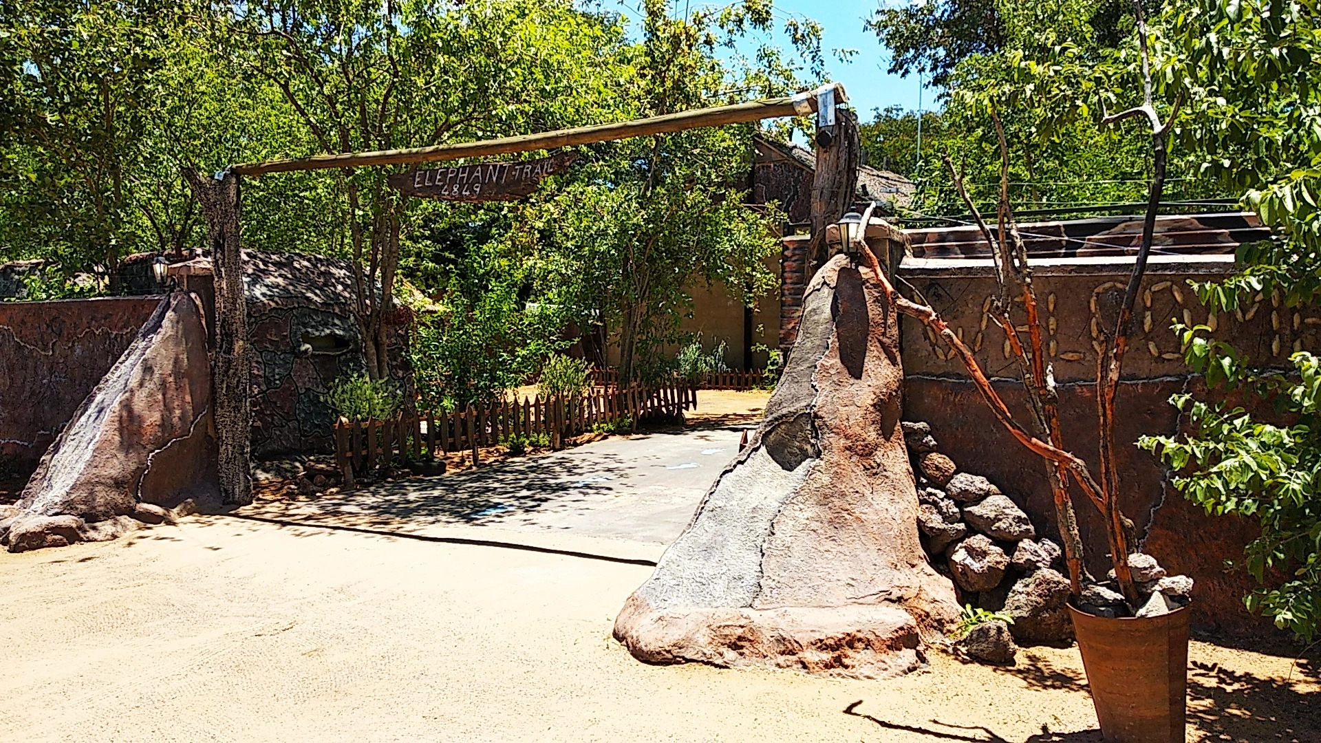 Хостел Elephant Trail Guesthouse and Backpackers