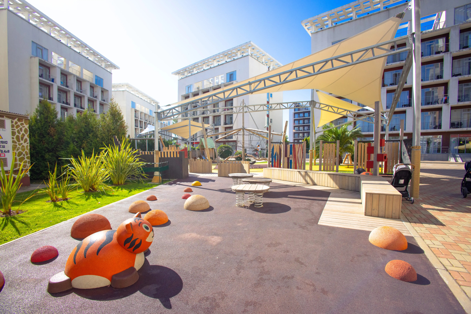 Отель Bridge Family