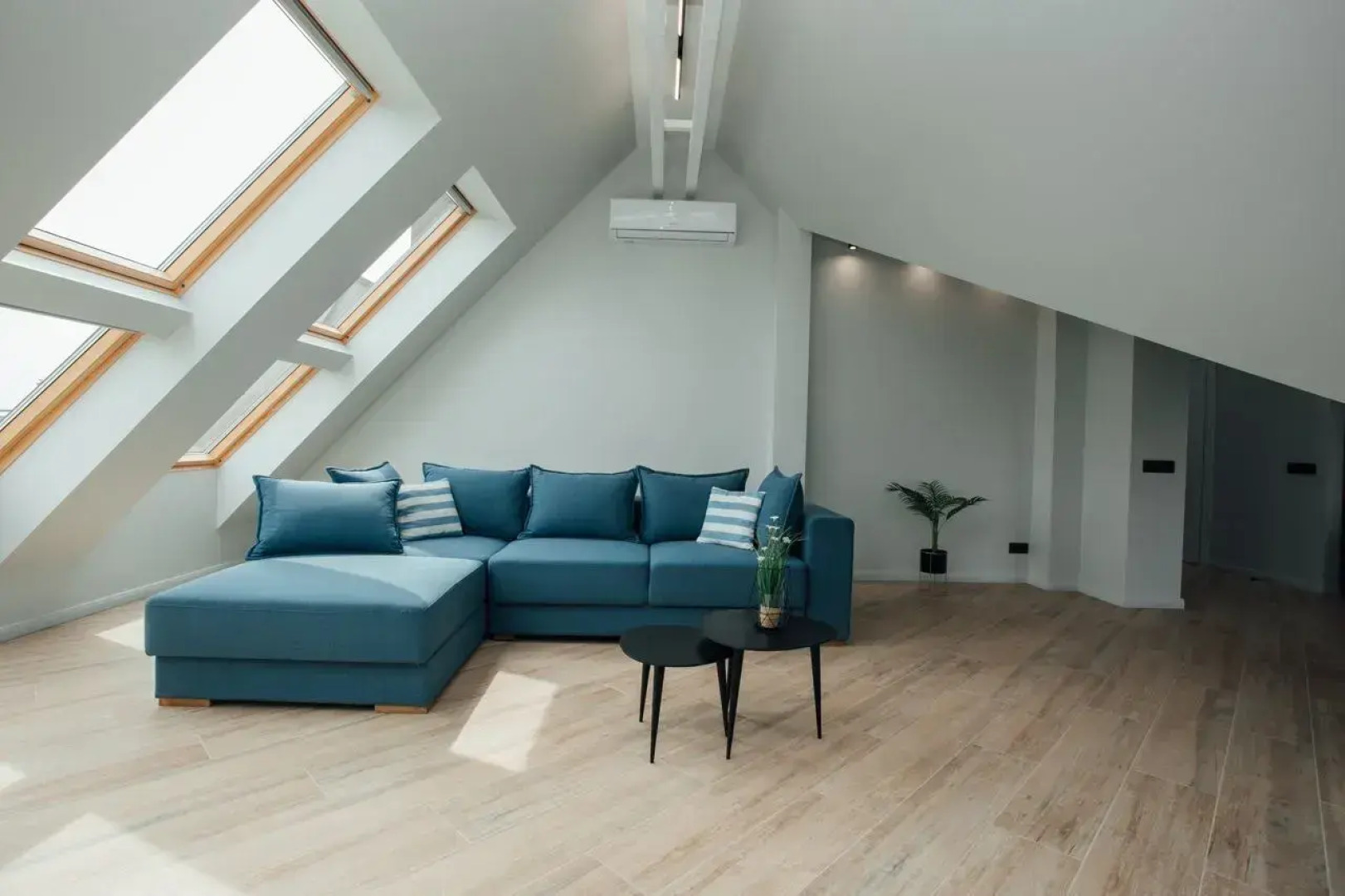 Квартира с Мансардными Окнами и Видом на Море