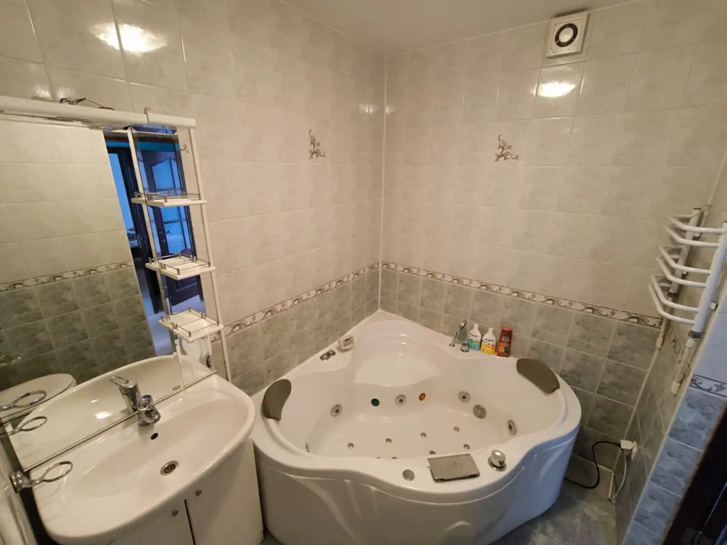 Частный дом с бассейном, сауной и камином