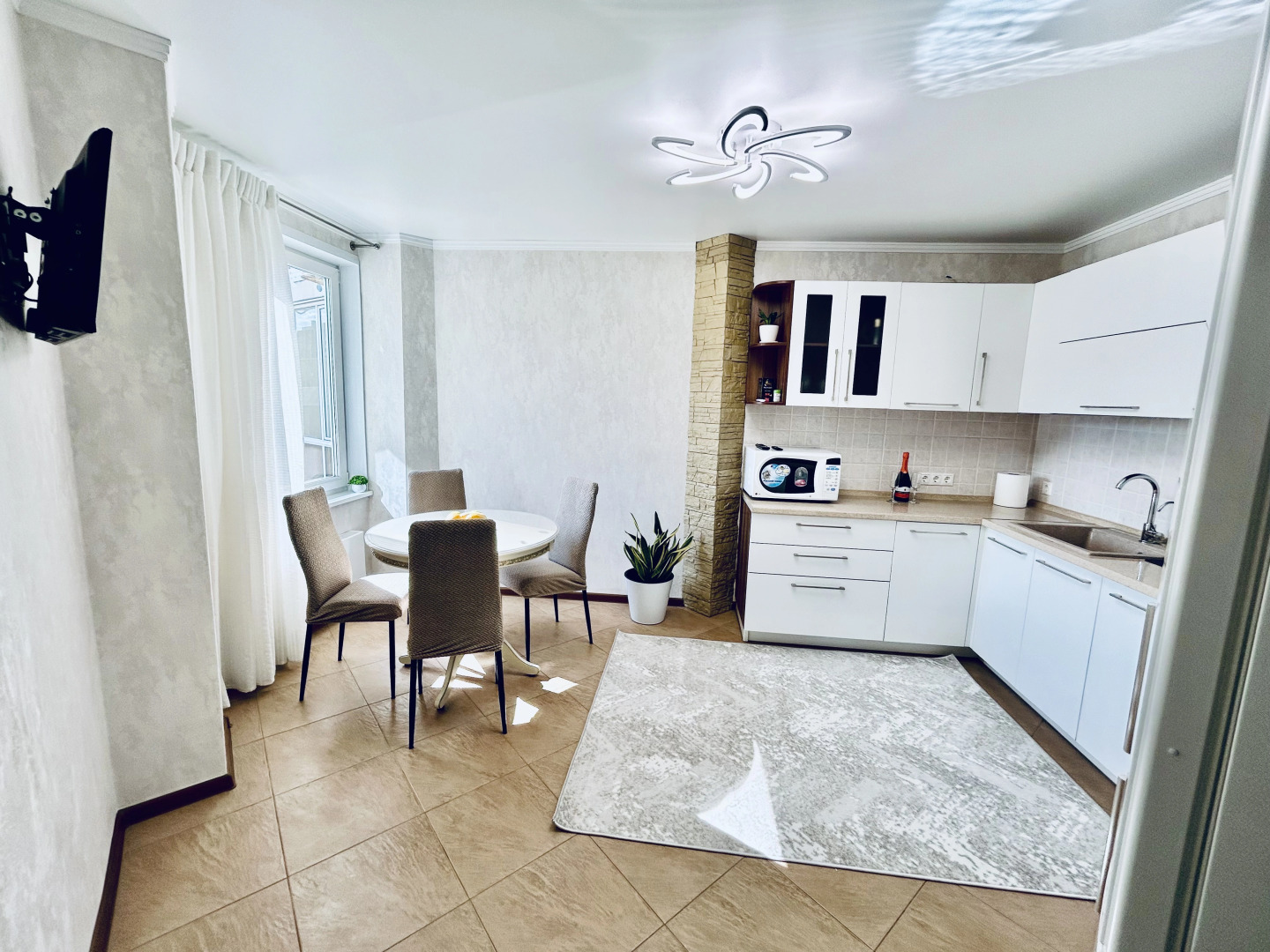 Квартира Уютная просторная однушка (55кв.) с АЛИСОЙ