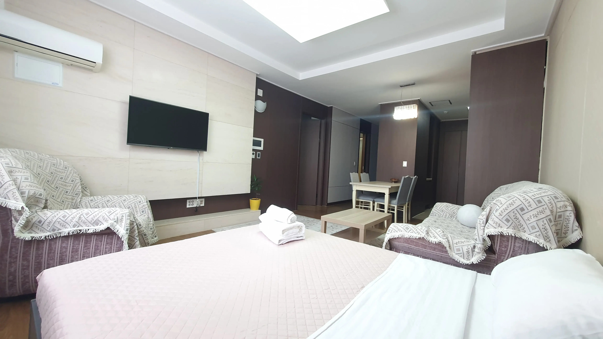 Апартаменты Luxury возле посольства США 19эт. 2х комн.кв с шикарным видом на Мечеть Хазрет Султан