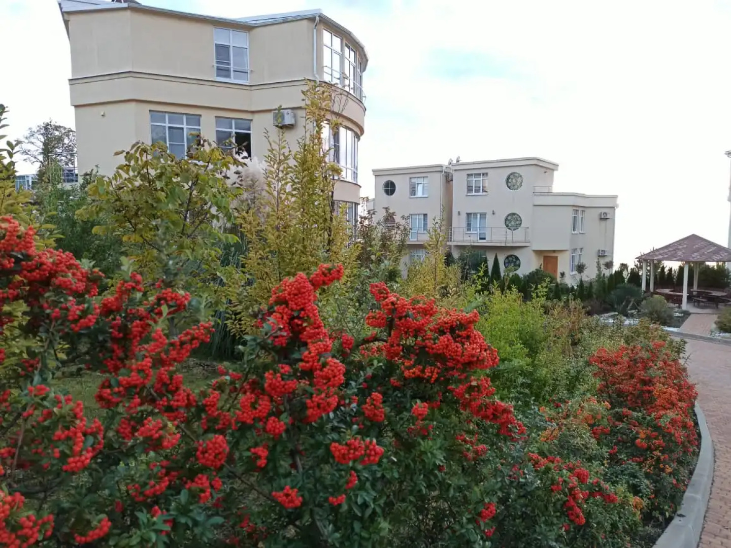 Апартаменты Двухкомнатная квартира в элитном поселке с частным пляжем