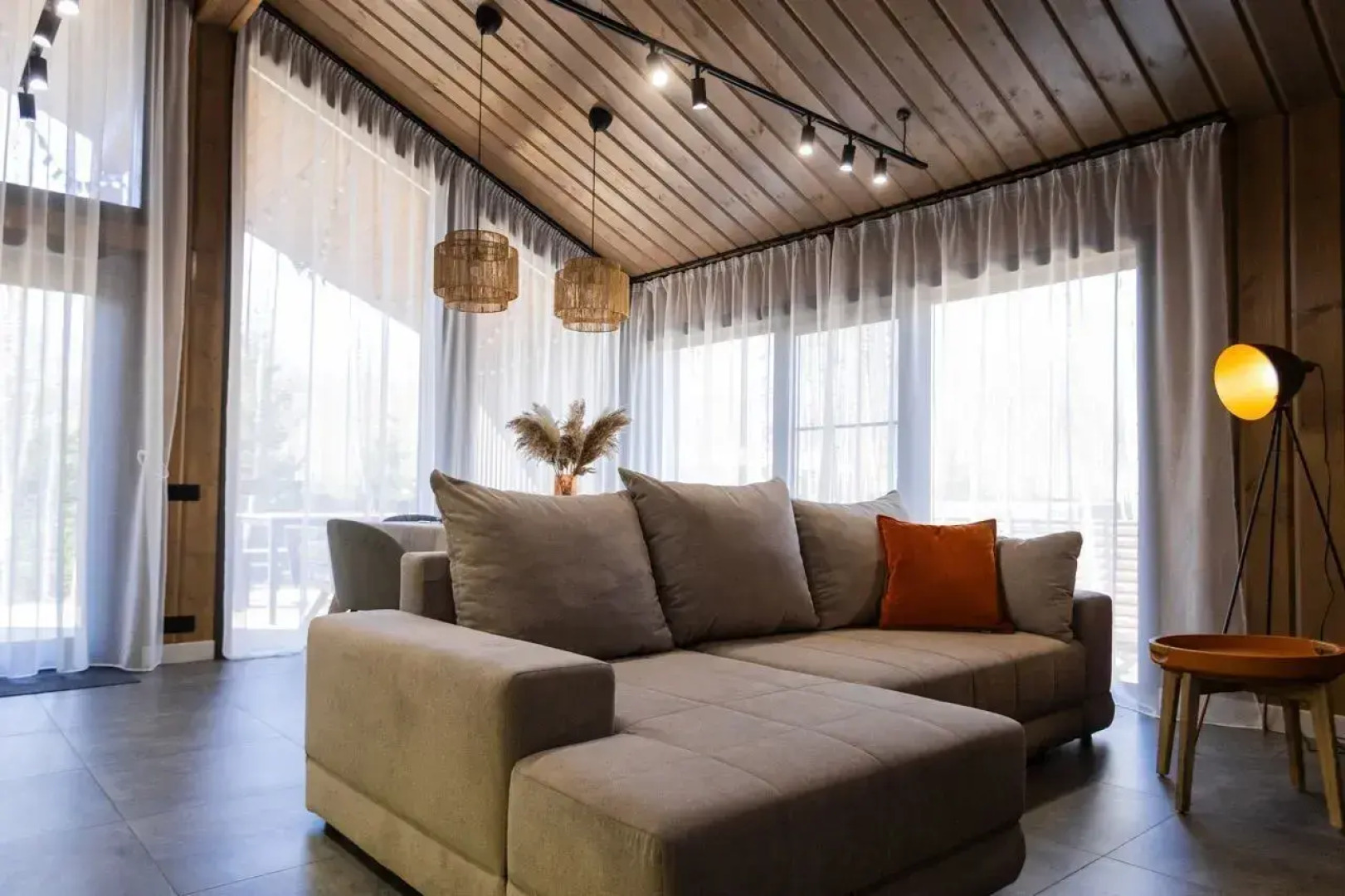 Частный дом Пaноpaмный дом в хвойнoм лесу с сaуной