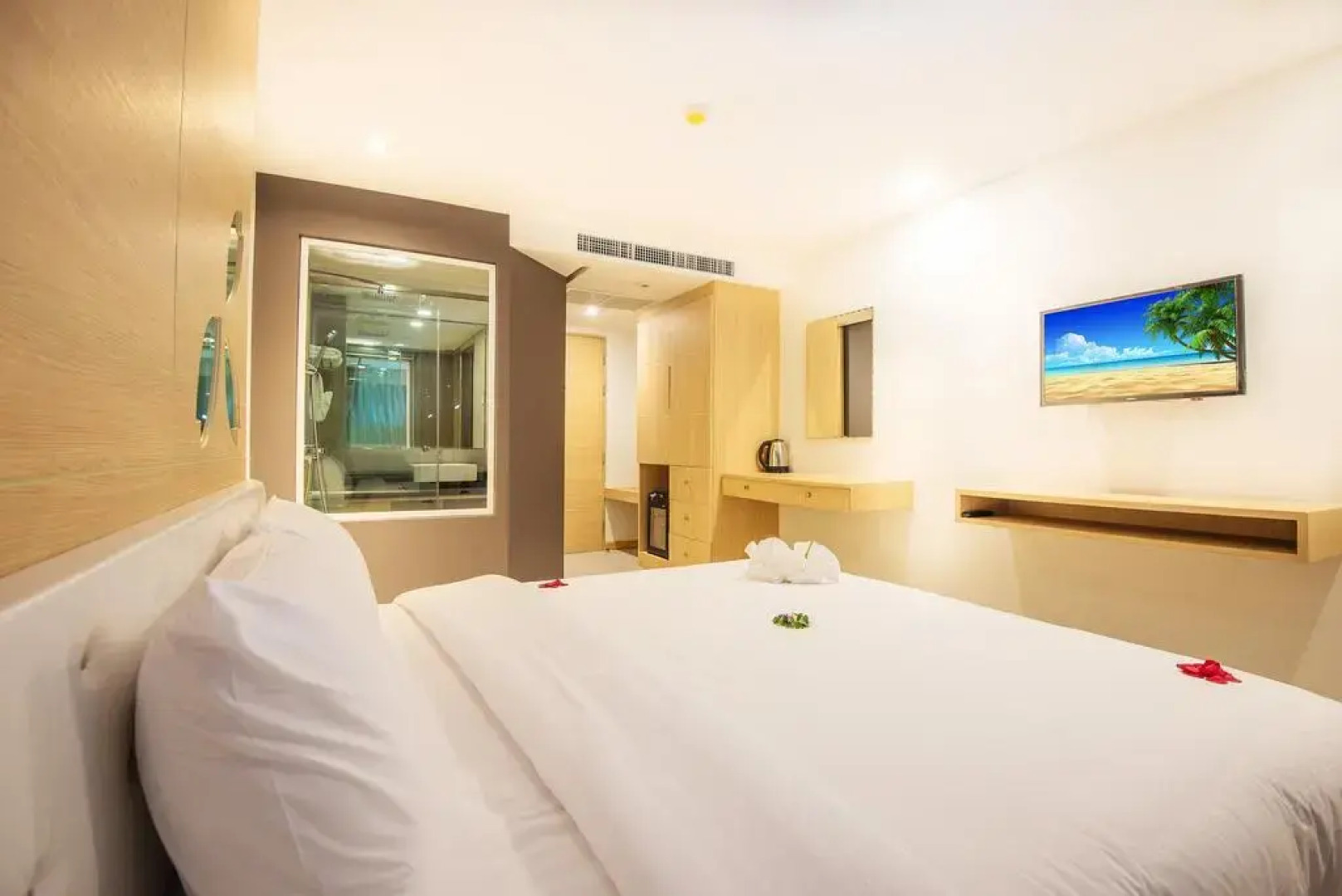 Отель Clarion Patong Beach