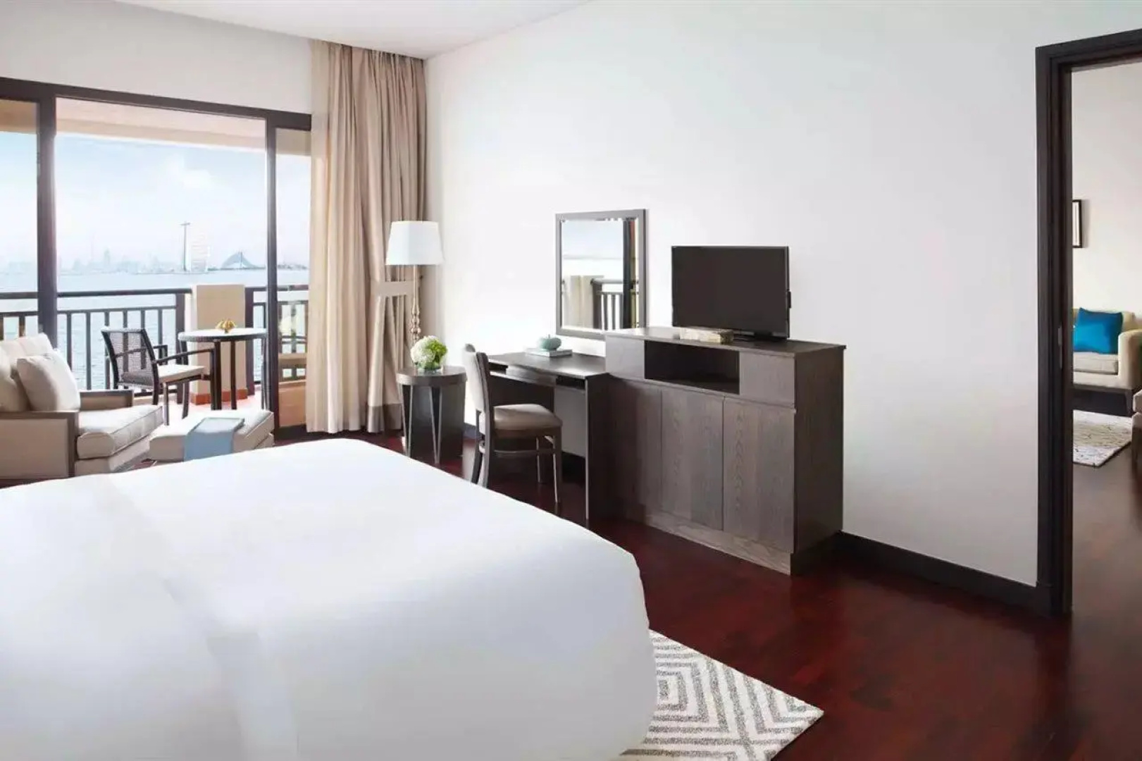 Курортный отель Anantara The Palm Dubai Resort