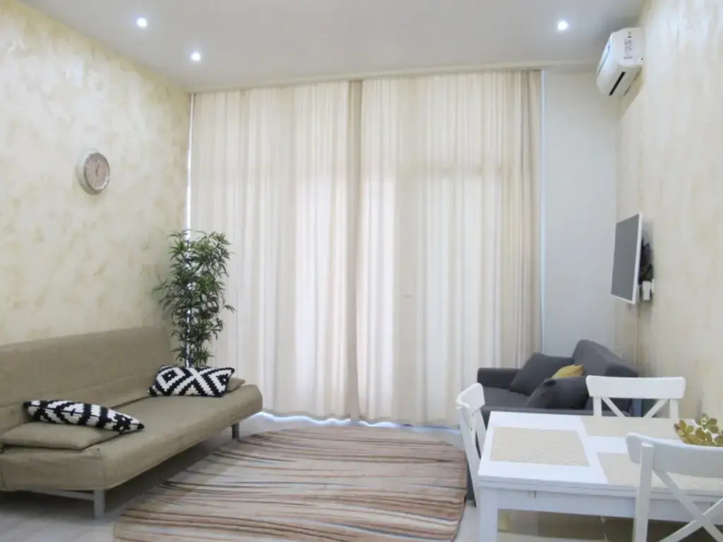 Апартаменты бульвар Надежд 6/2