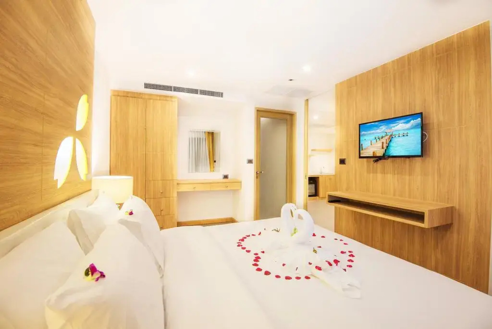 Отель Clarion Patong Beach