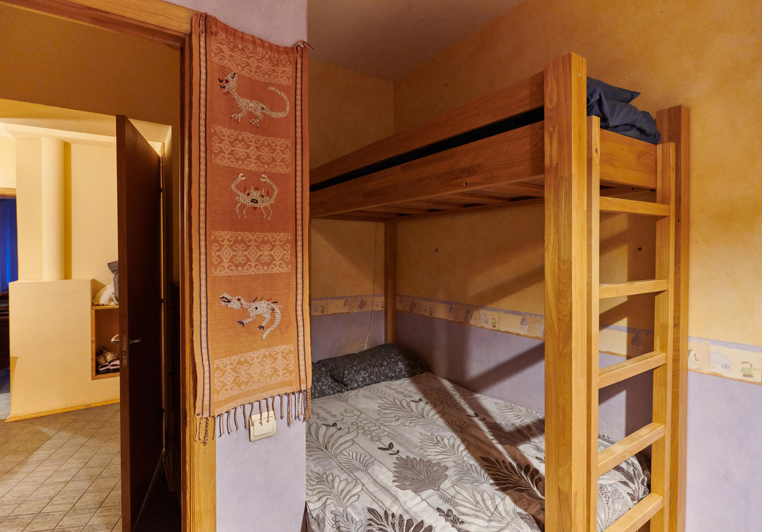 Квартира старинная мебель в лучах солнца