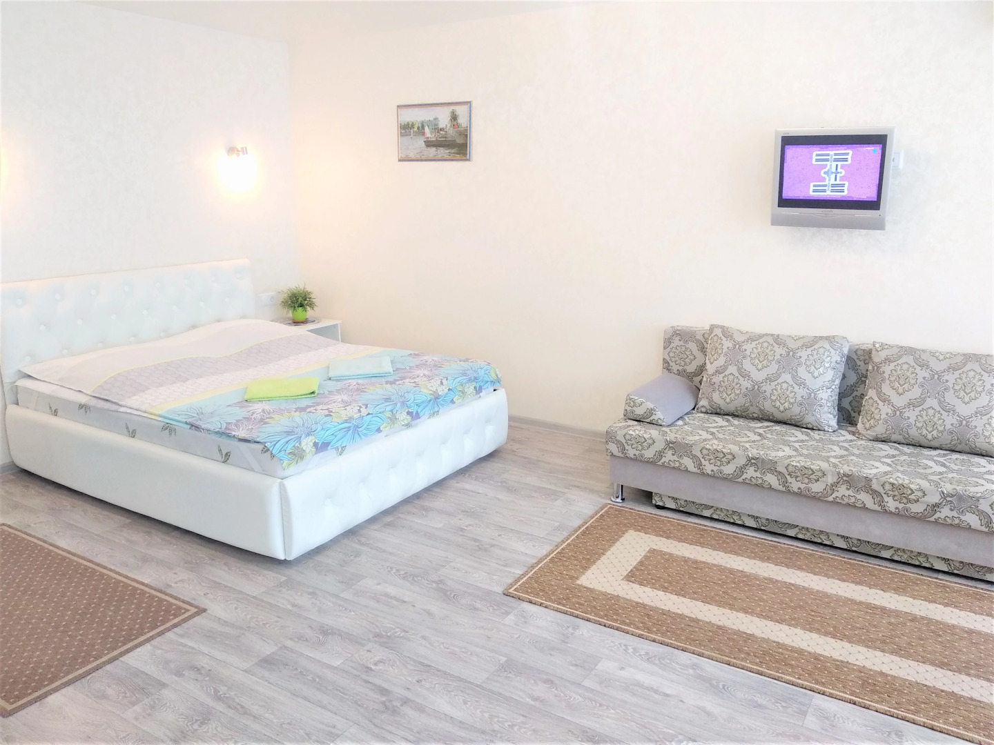 Апартаменты возле площади 1905 года