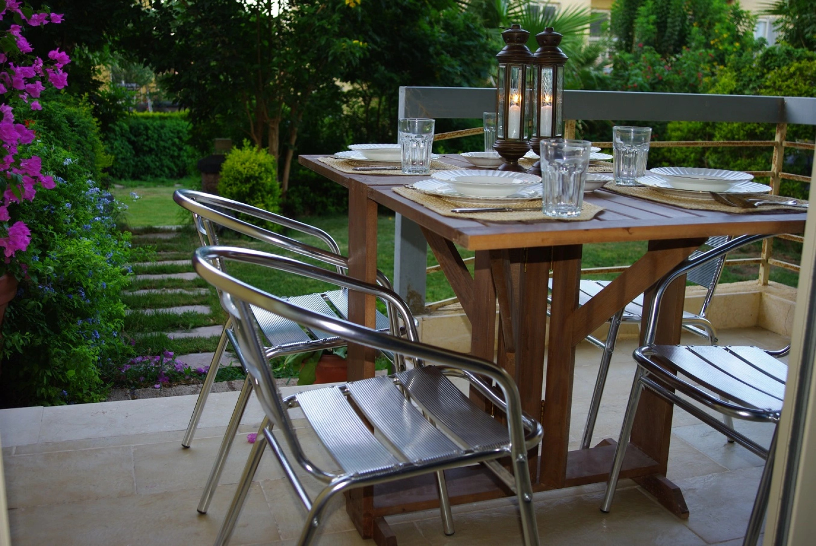 Апартаменты Luxury garden apartment and walk anywhere
