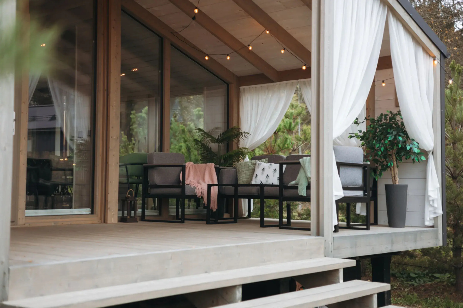 Частный дом с баней бочкой у воды и леса