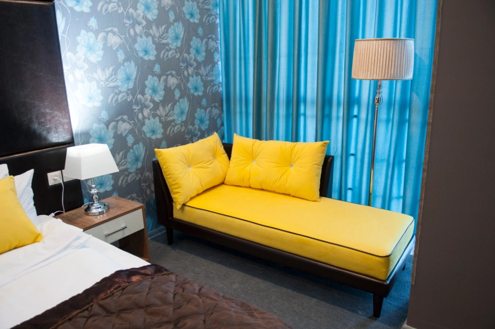 Отель Square Inn