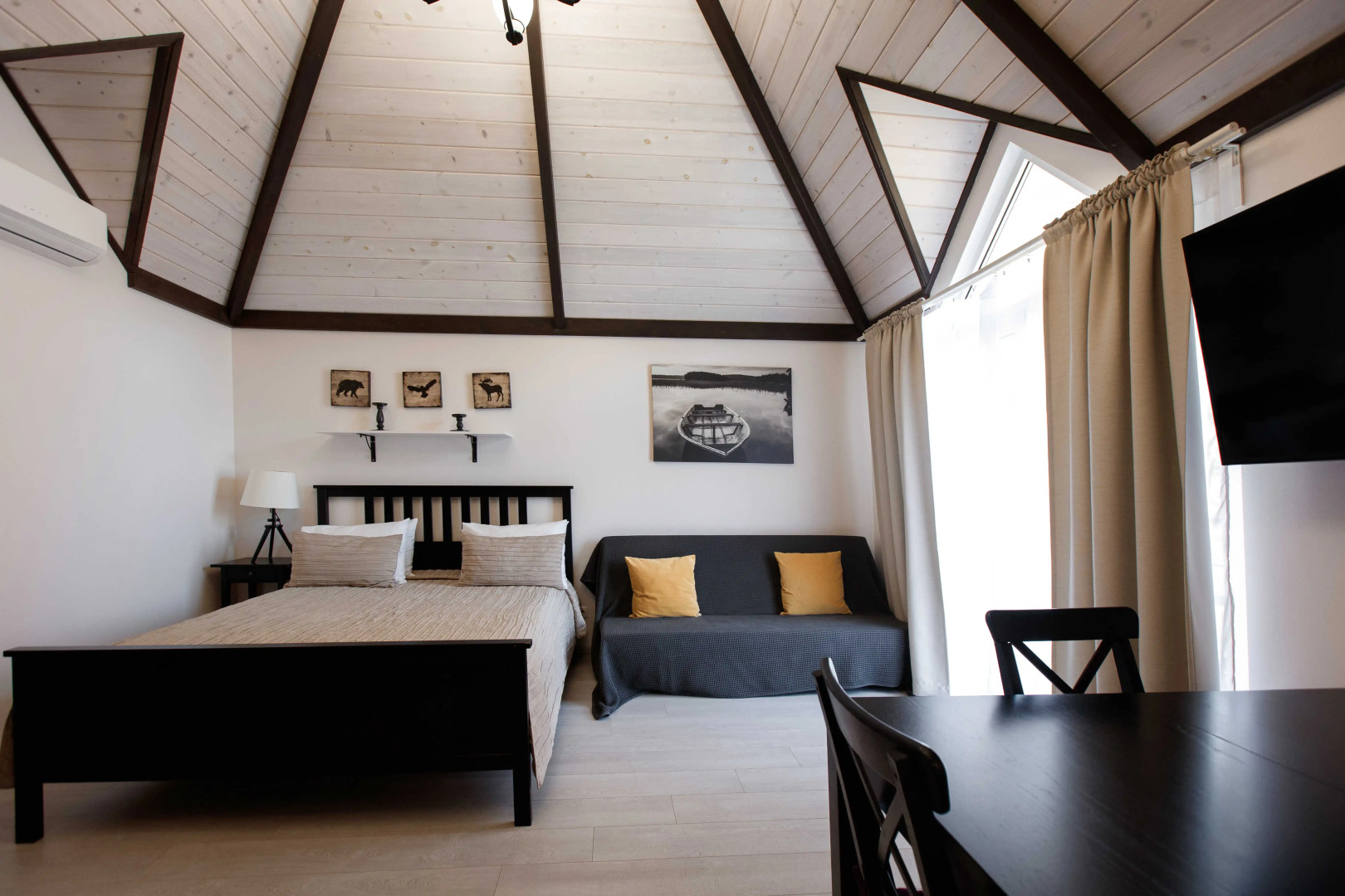 Апартаменты двухуровневые с балконом