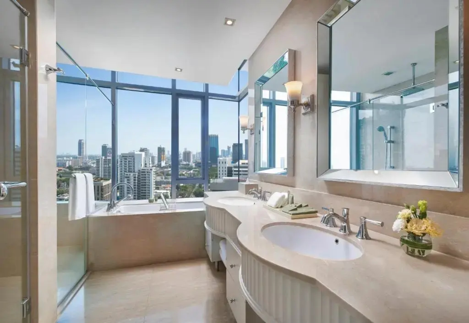 Отель Oriental Residence Bangkok