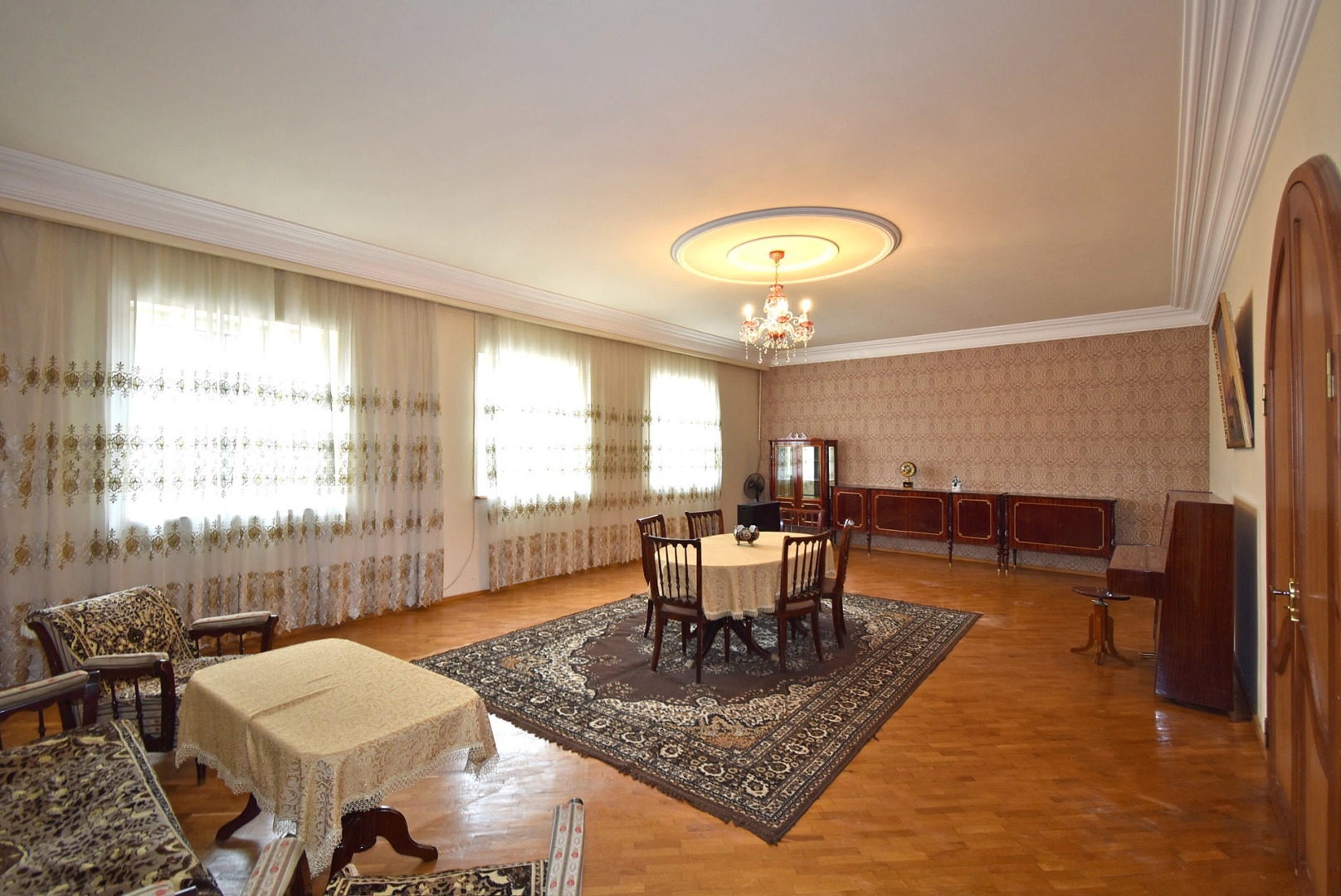 6 комнатный особняк с видом на сад