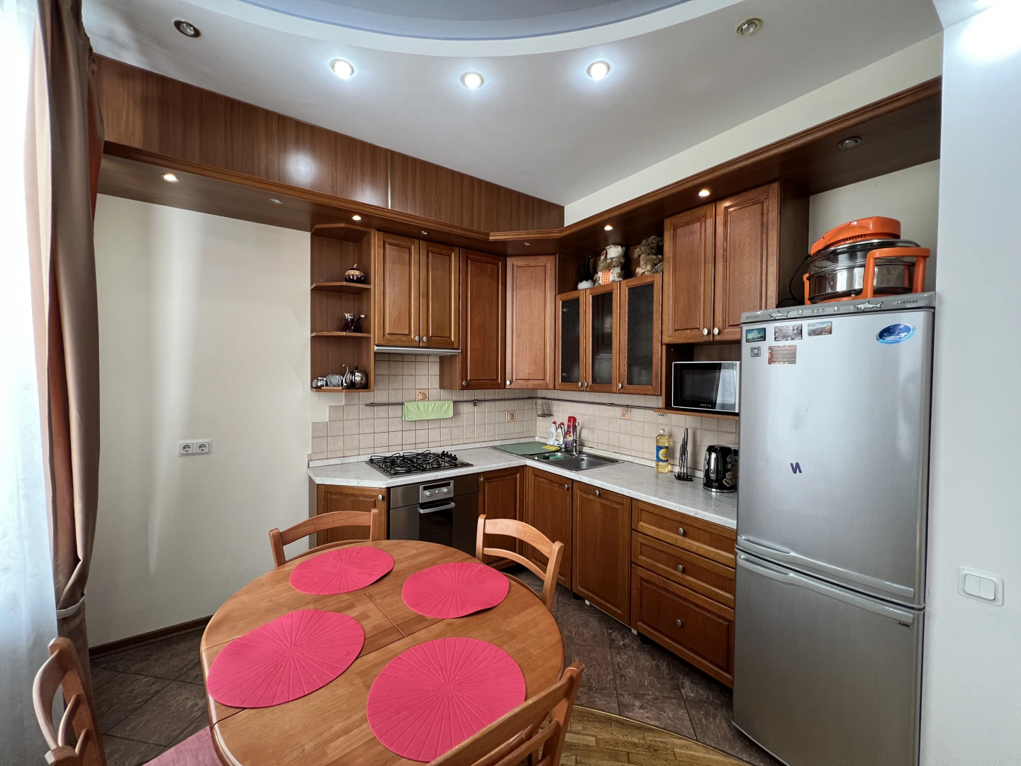 Трехкомнатная квартира с сауной и джакузи Парковка