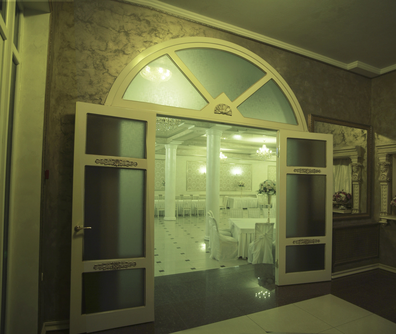 Моцарт Холл