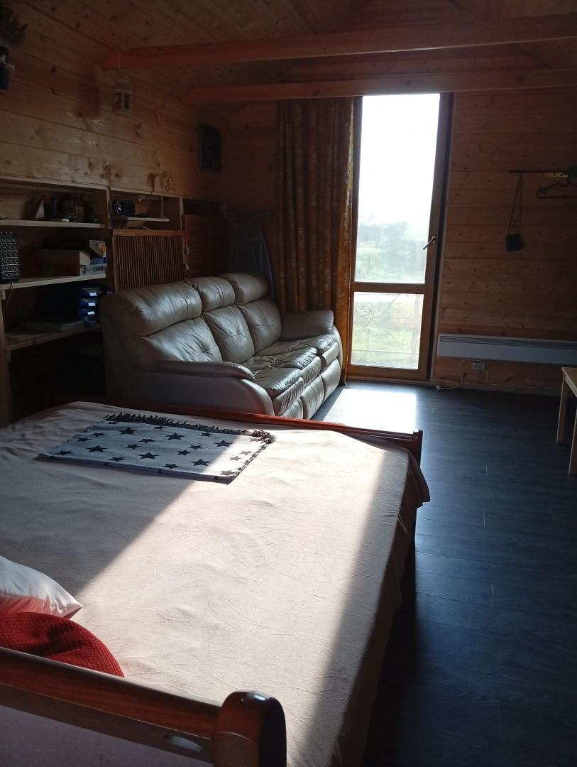 Частный дом с балконом у речки