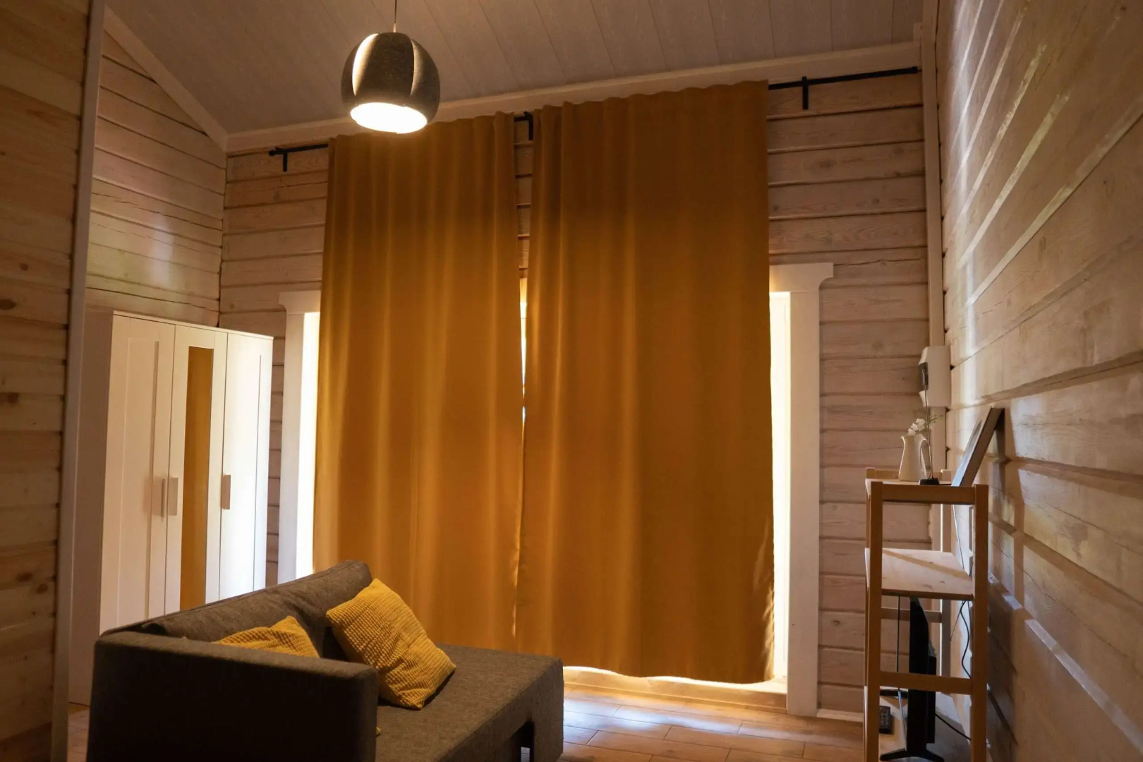 Частный дом на ухоженном участке с газоном и туями