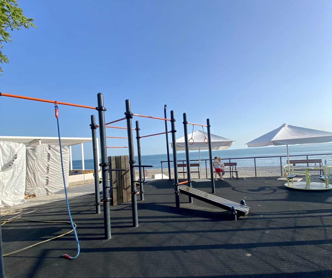 U Morya Luchezarnyij Apartments