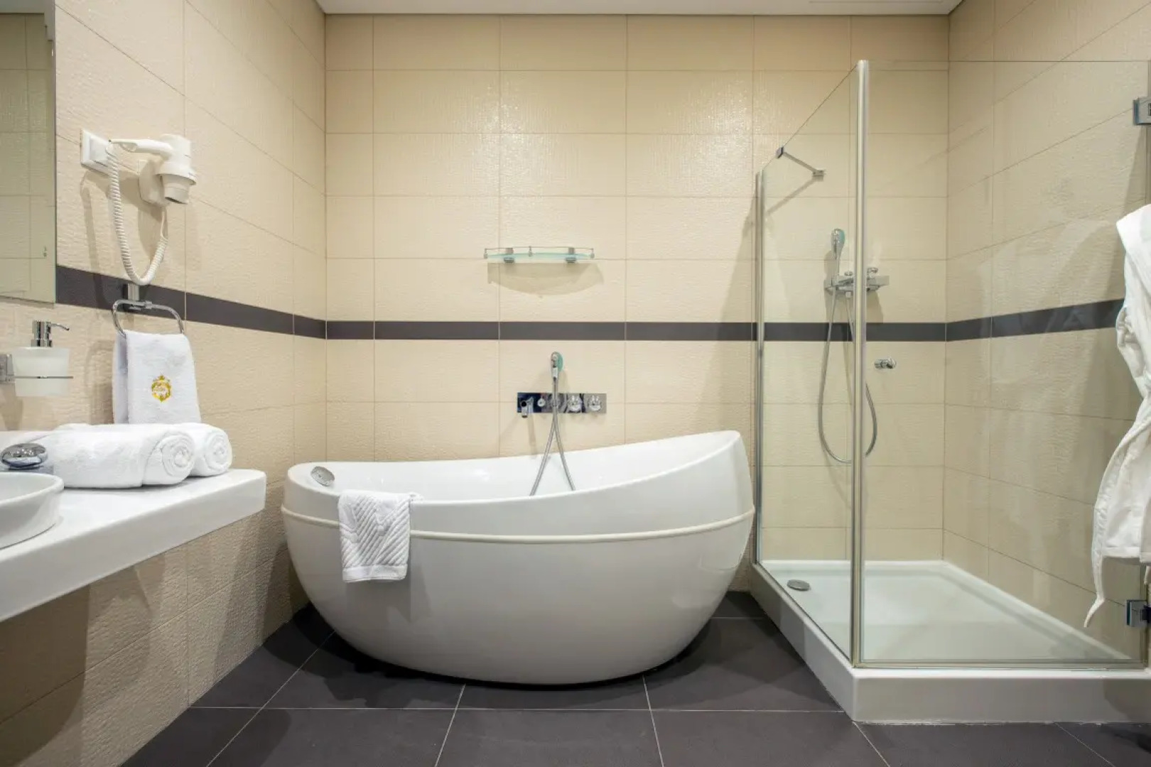 Rockmond 58 Junior Suite 9