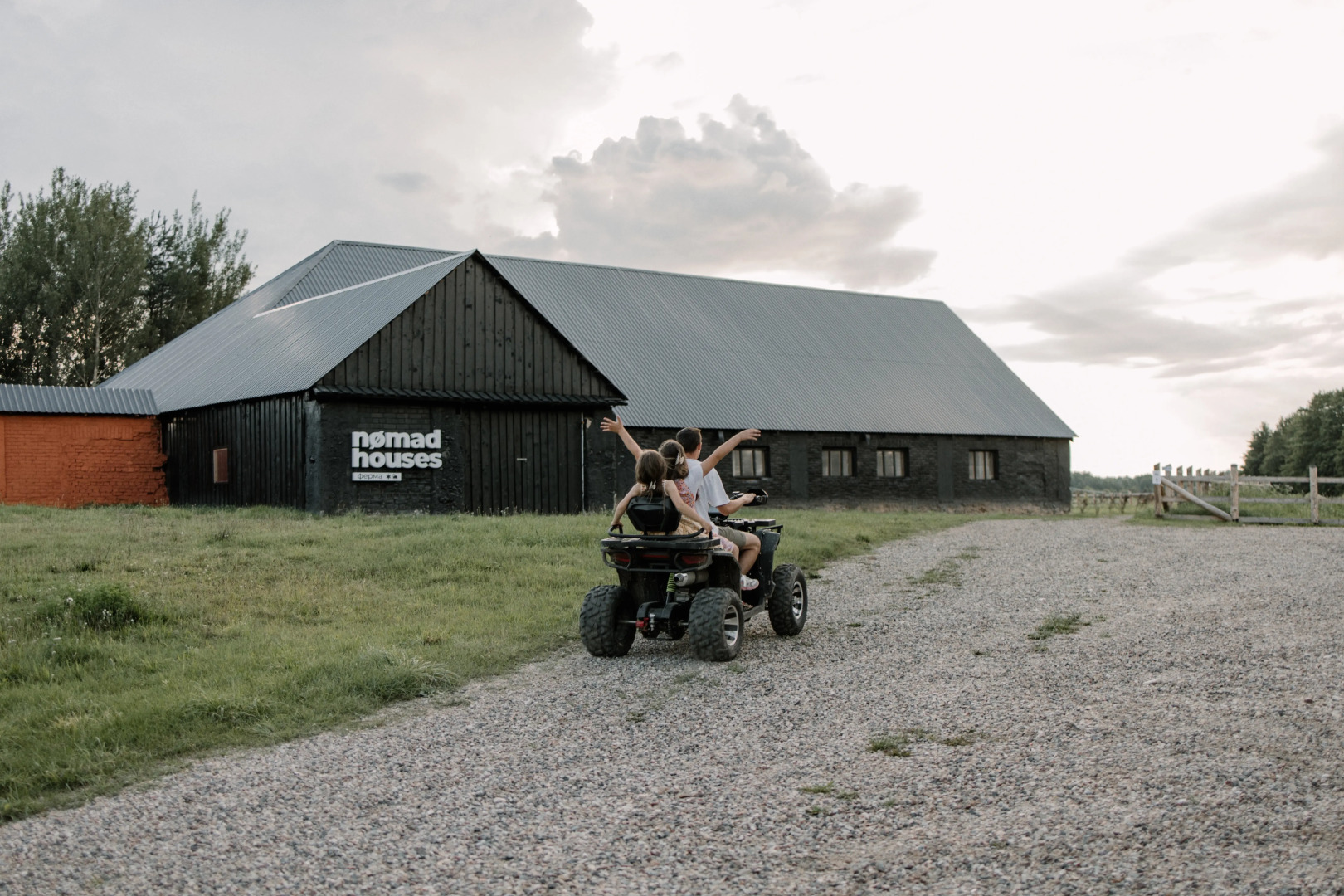 Частный дом Панорамные мини-домики на ферме Nomad Houses в Браславе