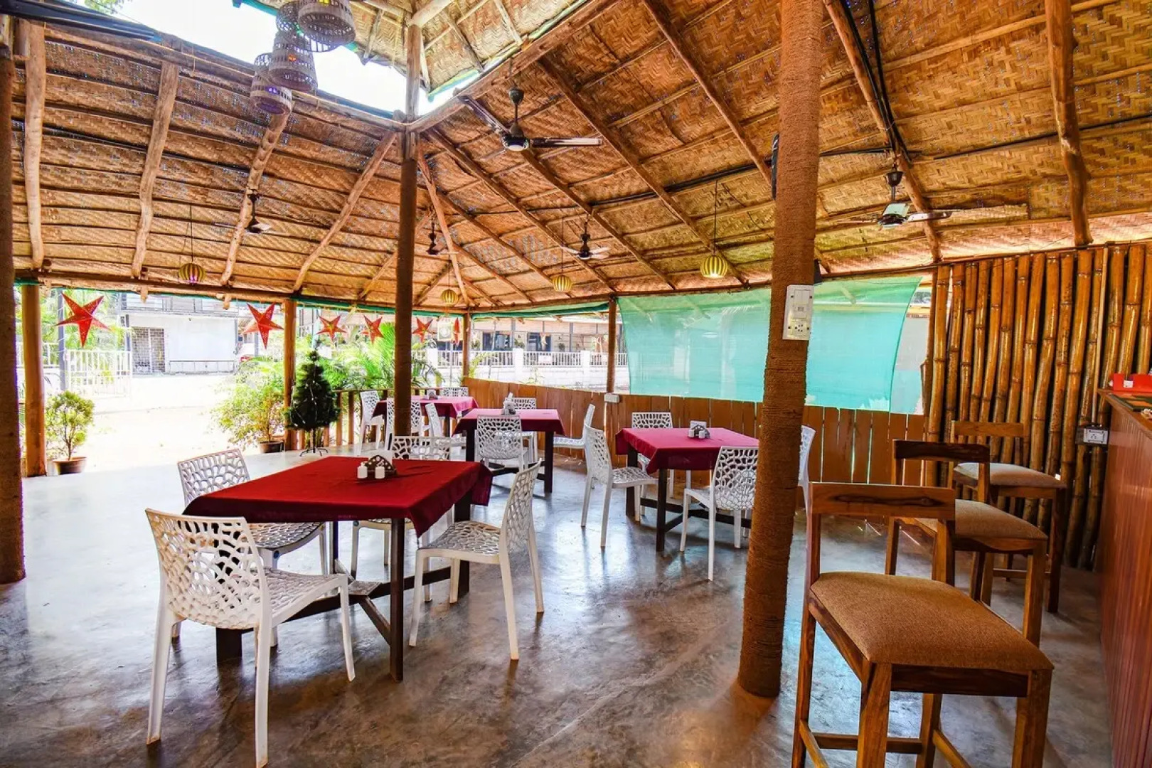 Hotel YogiTree beach Resort & Cafe