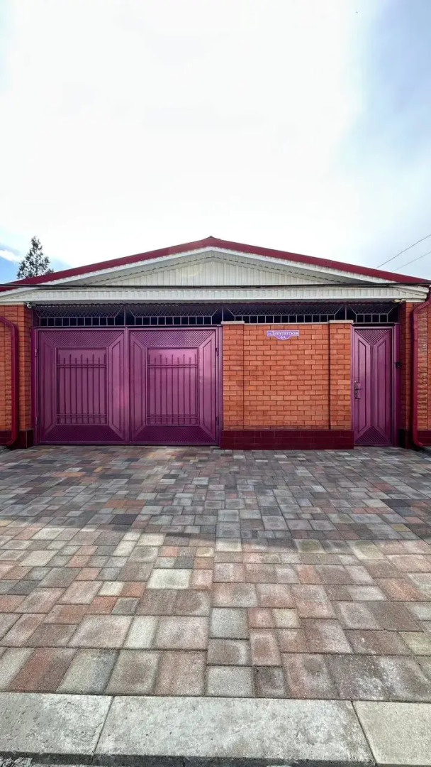 Частный дом с бассейном