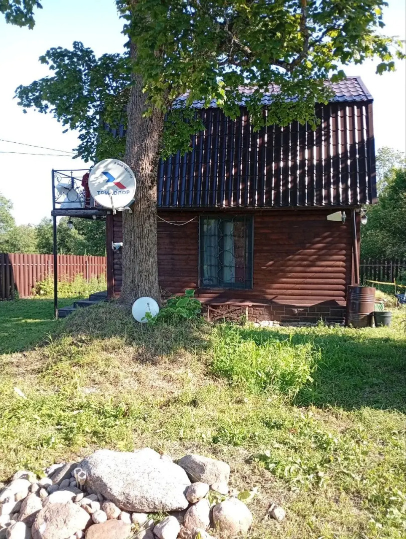 Частный дом с балконом у речки