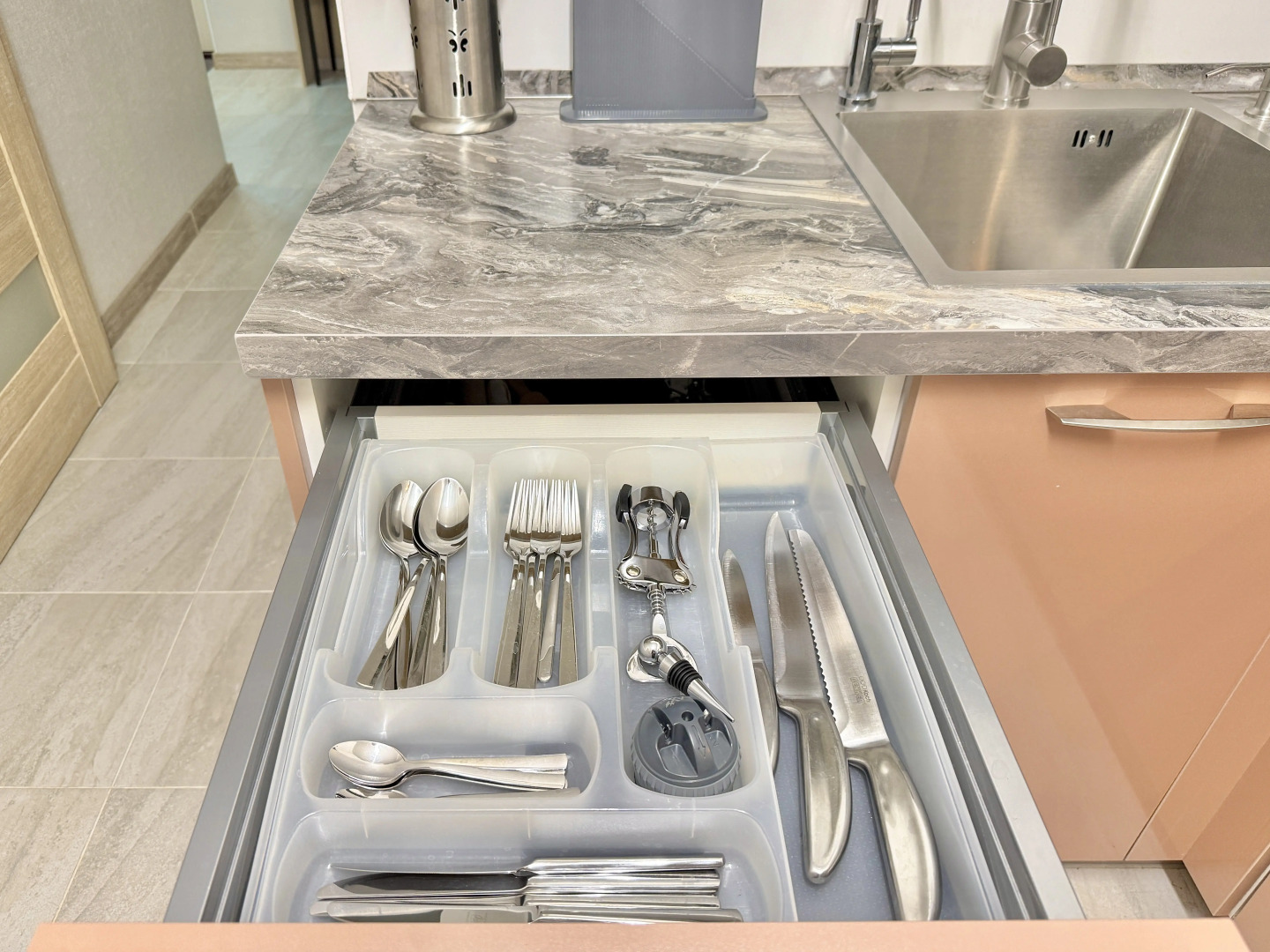 Жилое помещение 2-к квартира у метро Молодежная с яркими закатами