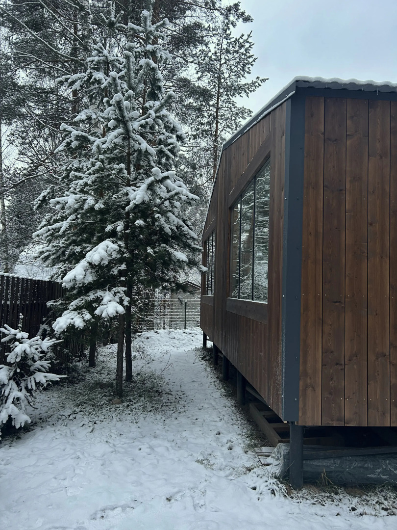 Частный дом у озера с террасой Сосновый дом