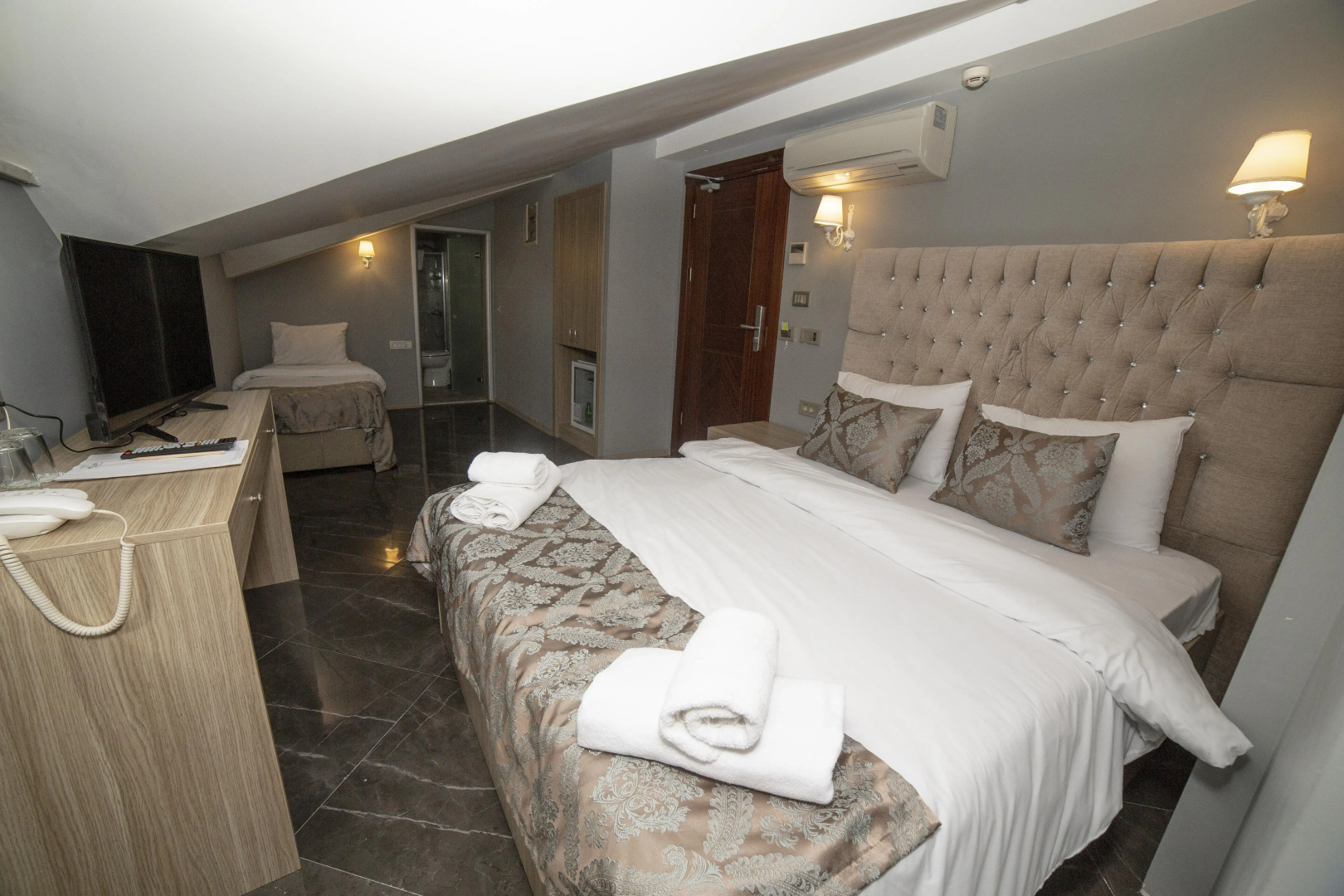 Отель HHK Hotel Downtown