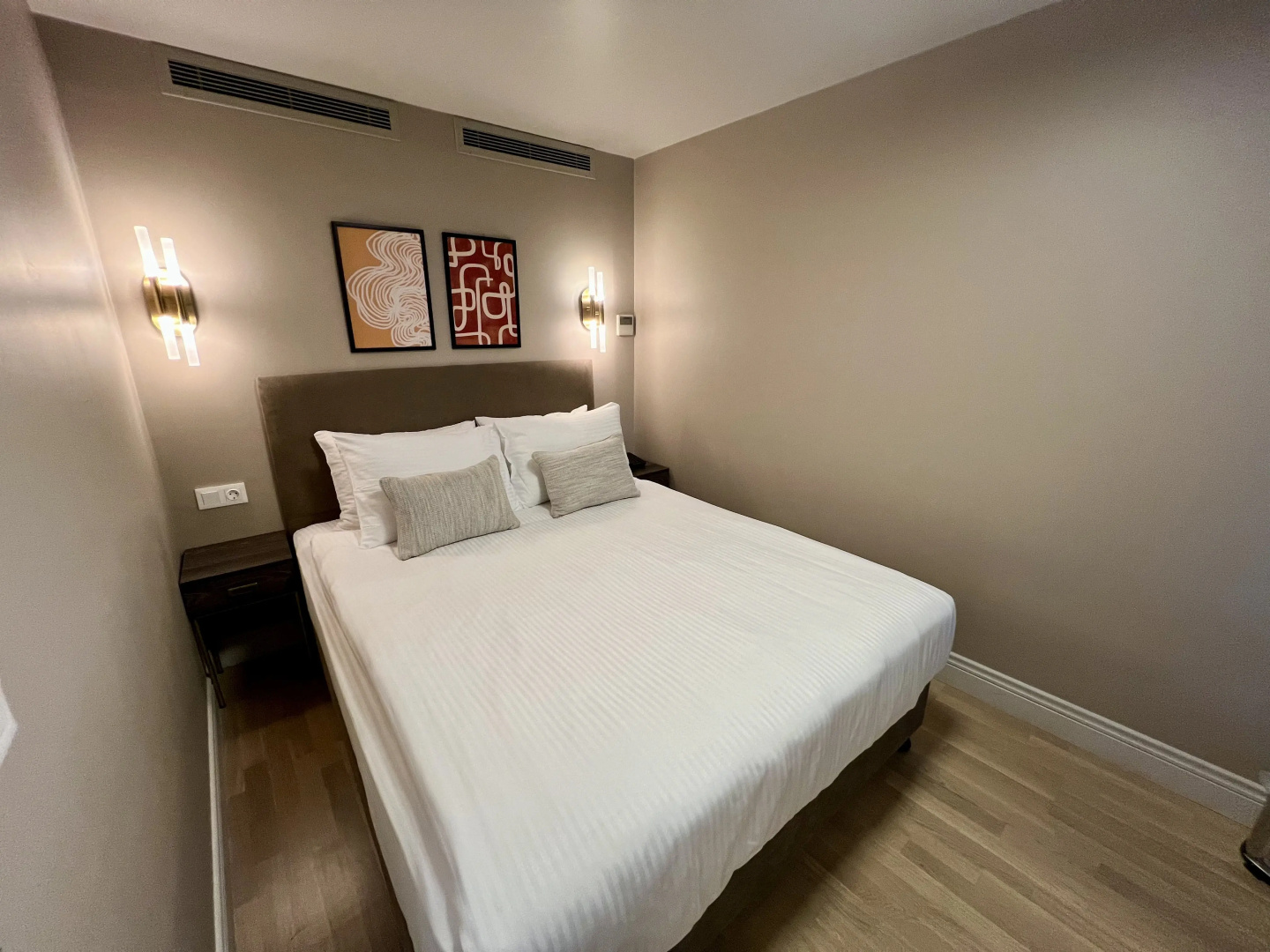 Отель Weingart Suites