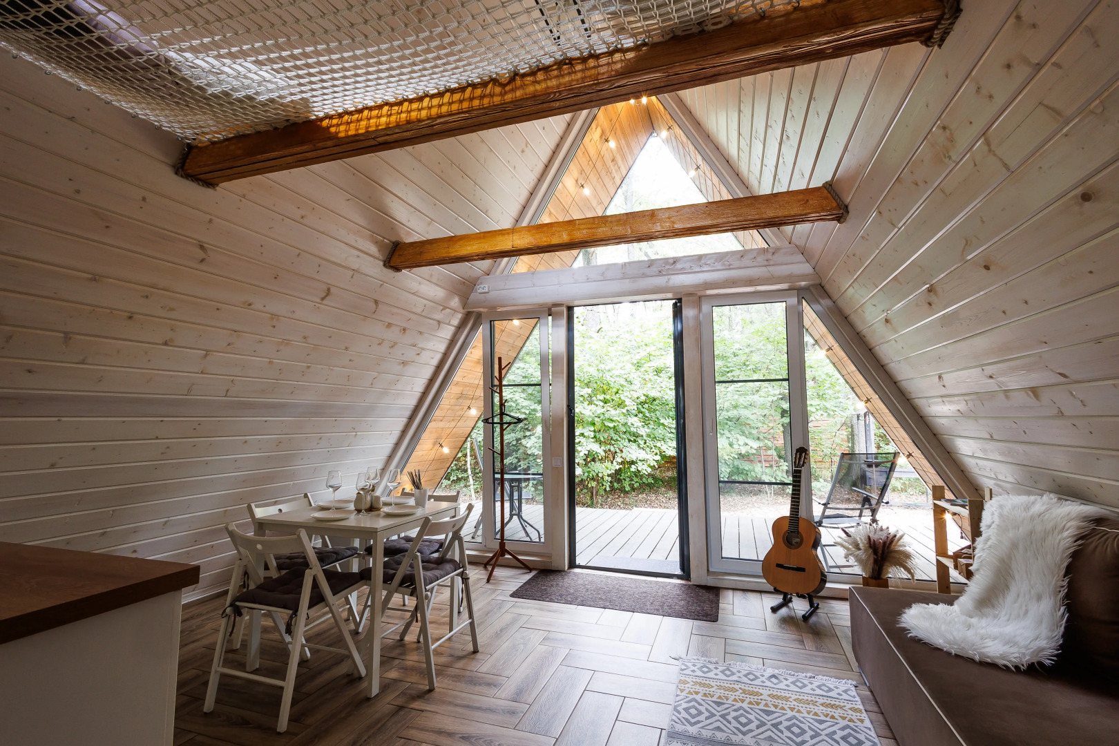 Частный дом А-фрейм в дубовом лесу