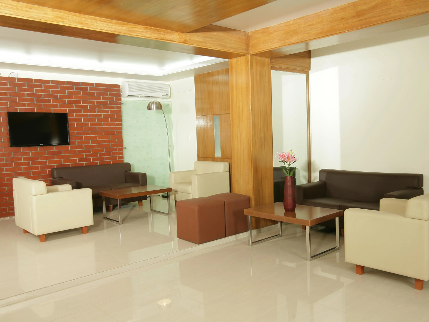 Отель Richmond Hotel & Suites
