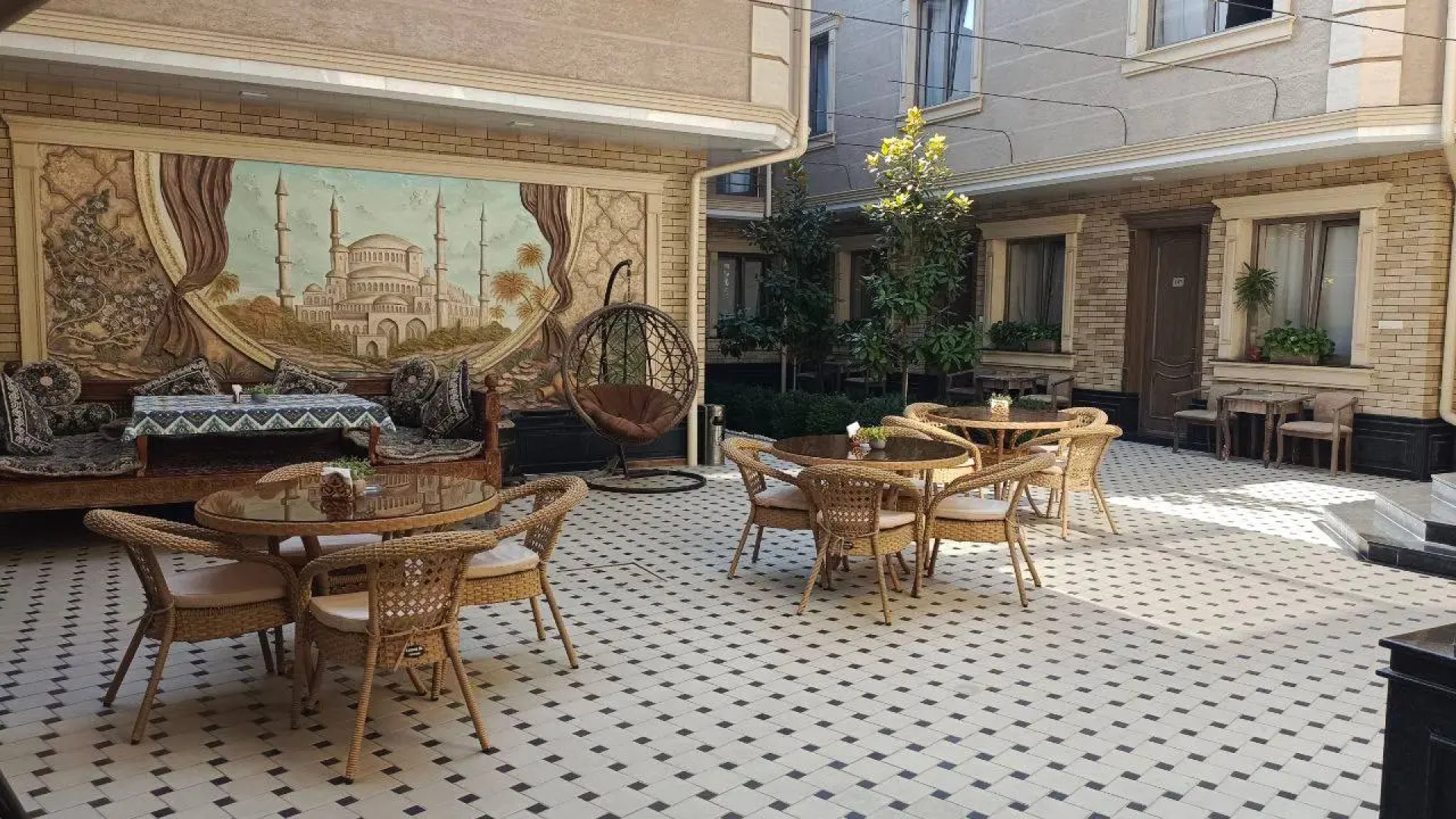 Отель Archie Family