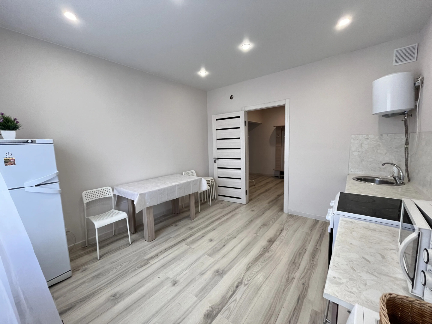 Новая большая двухкомнатная квартира на Площади Советов