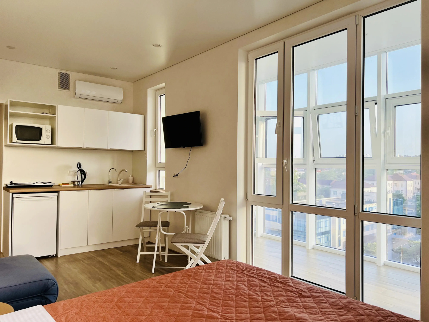 Апартаменты UzorApart Очаровательная студия в центре с потрясающим видом на закат