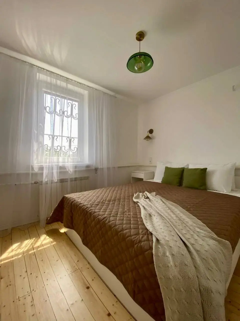 Частный дом с садом и бассейном