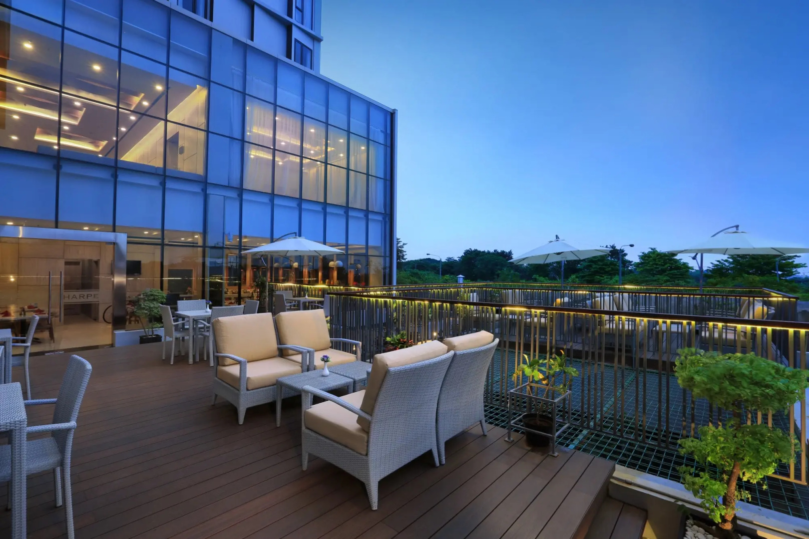 Отель Harper Cikarang