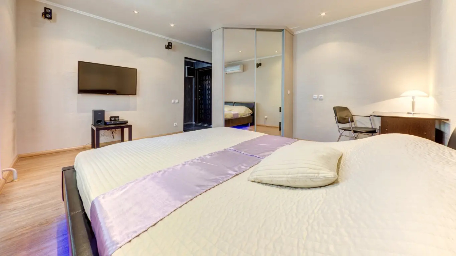 Апартаменты Стандартные с Балконом и Видом на Город на площади МОПРа