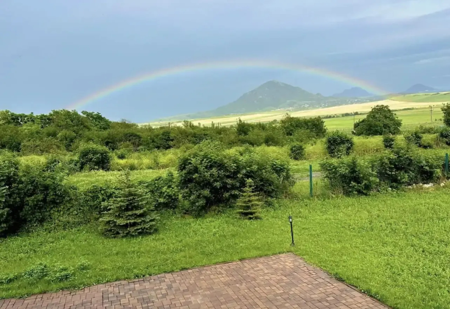 Частный дом Усадьба Сергея Пускепалиса у подножия горы Верблюд с полётами на рассвете