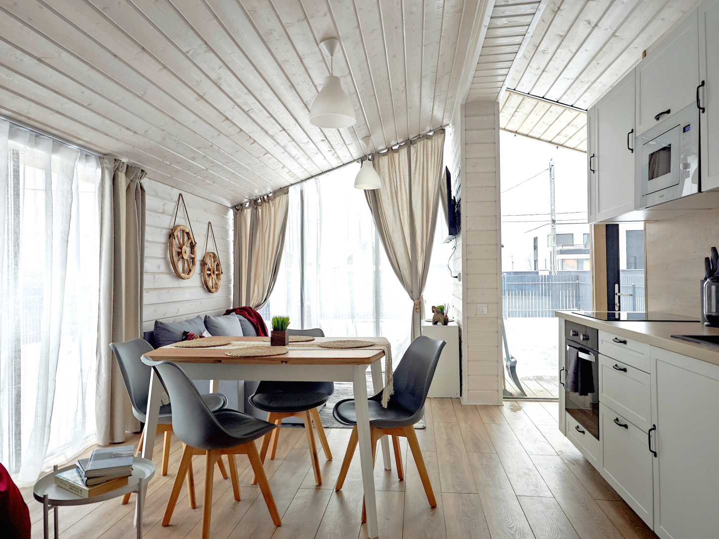 Частный дом с баней и камином