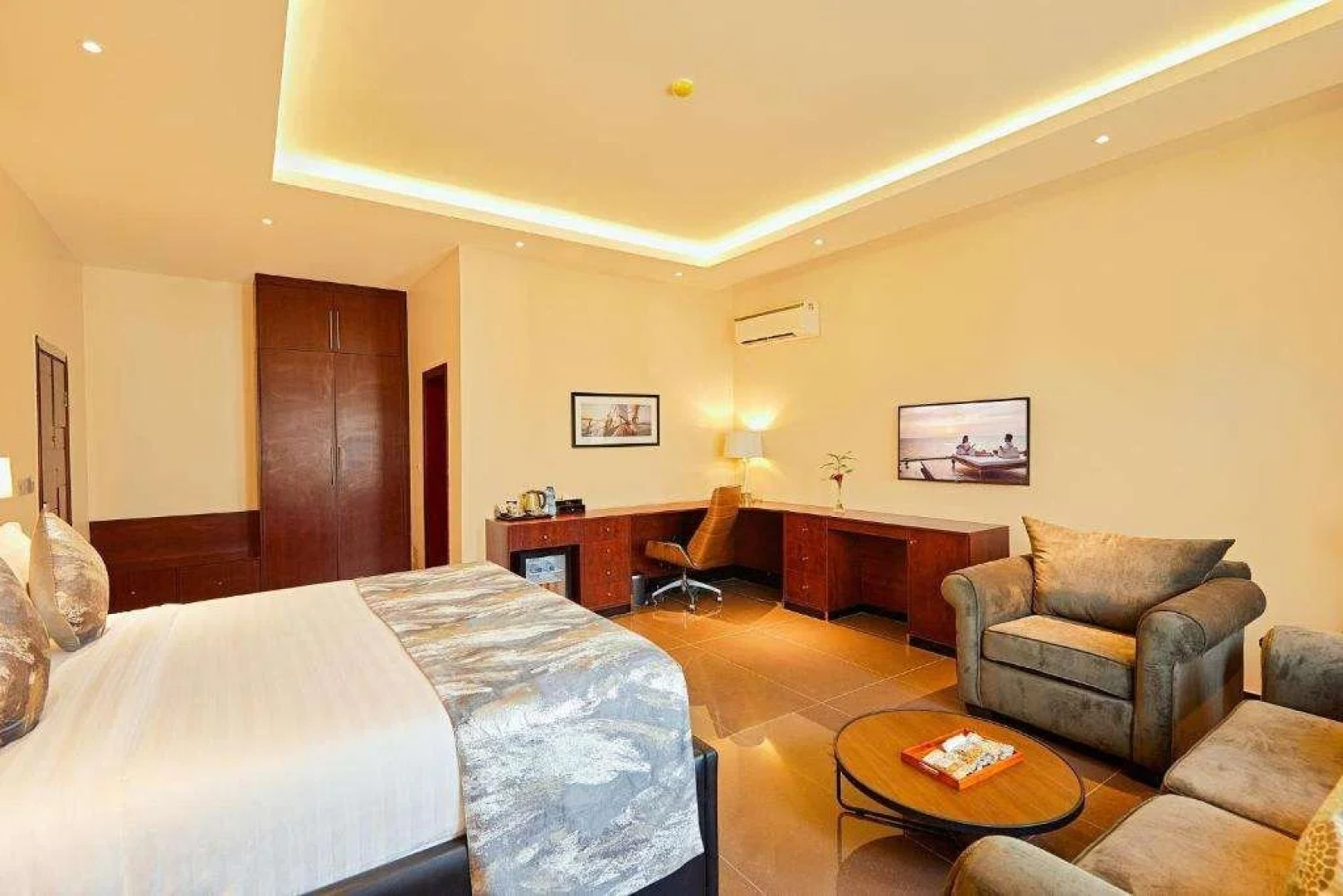 Отель The Yacht Hotel